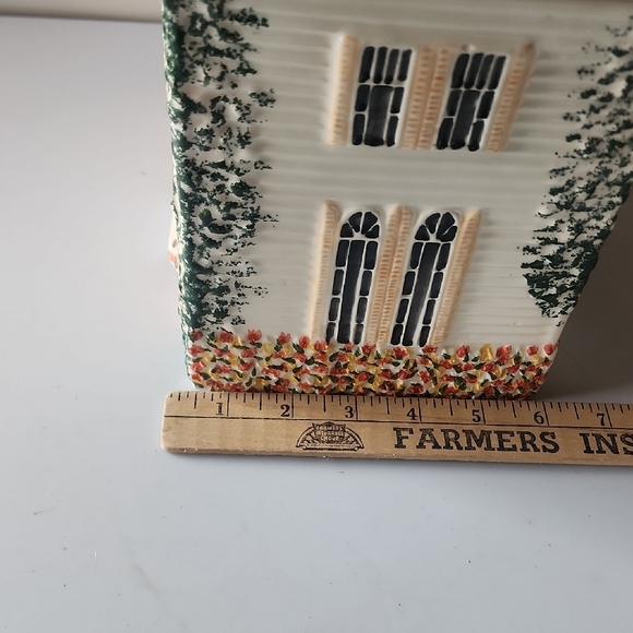 Charming House Cookie Jar with Floral Accents. - Picture 15 of 15